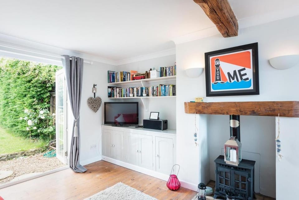 TV and multimedia, Living room, Evening entertainment