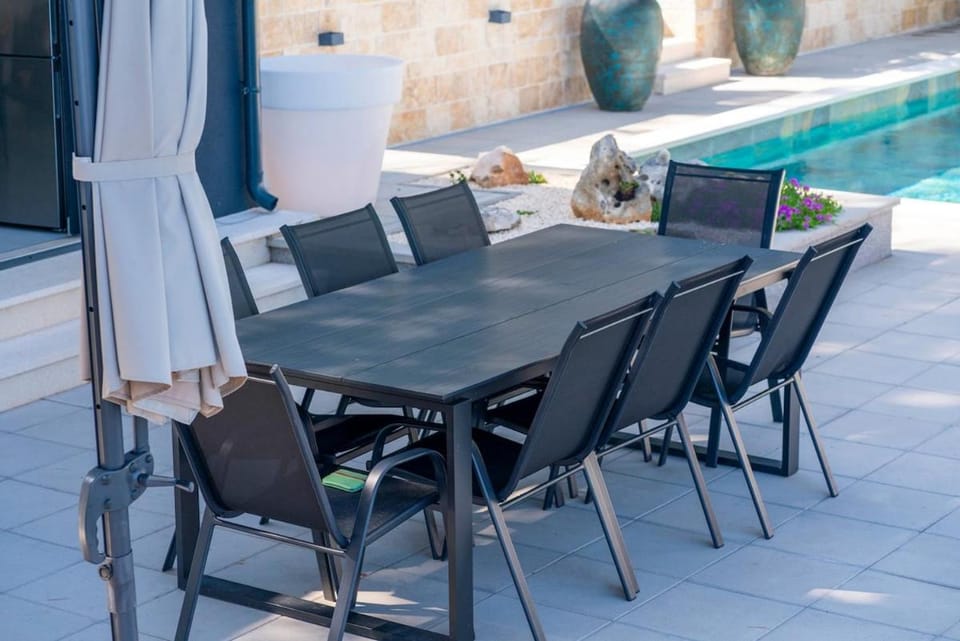 Dining area, Pool view, Swimming pool