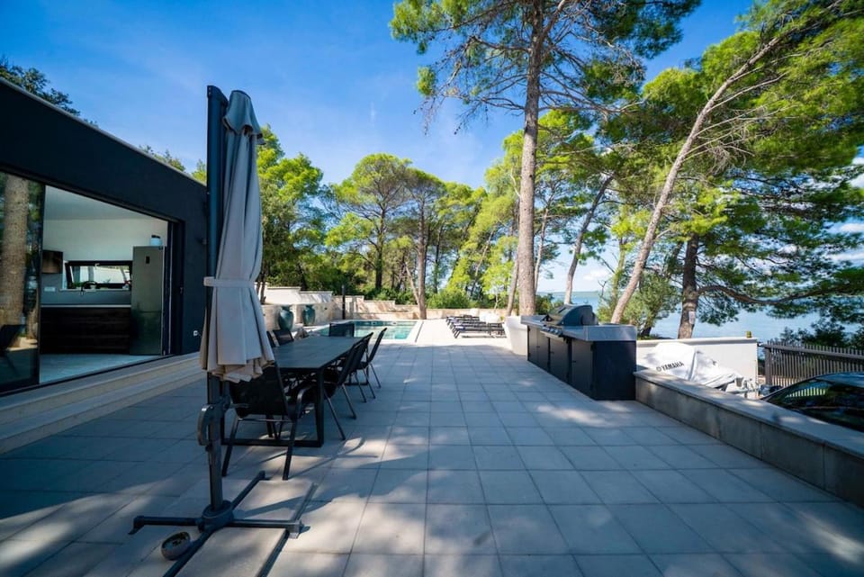 Property building, Patio, Spring, Day, Natural landscape, BBQ facilities, BBQ facilities, View (from property/room), Balcony/Terrace, Kitchen or kitchenette, Seating area, Swimming pool