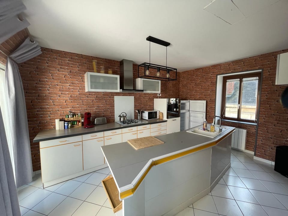 Coffee/tea facilities, Kitchen or kitchenette, dishwasher, oven, stove, toaster