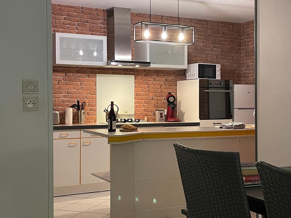 Coffee/tea facilities, Kitchen or kitchenette, dishwasher, oven, stove, toaster
