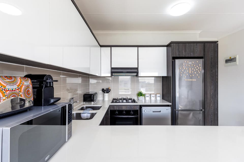 Coffee/tea facilities, Kitchen or kitchenette, dishwasher, oven, stove, toaster