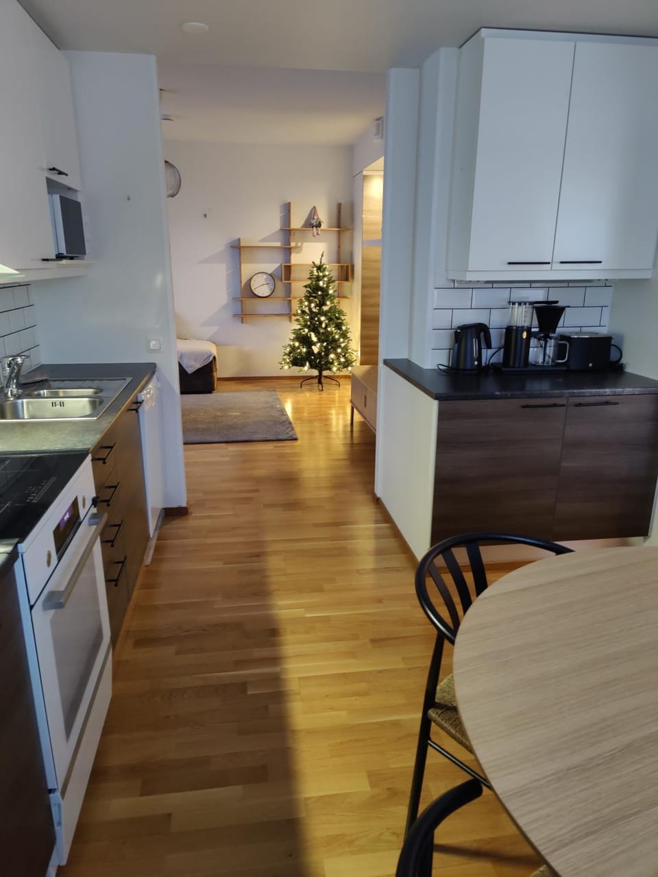 Coffee/tea facilities, Kitchen or kitchenette, Dining area, dishwasher, oven, stove, toaster