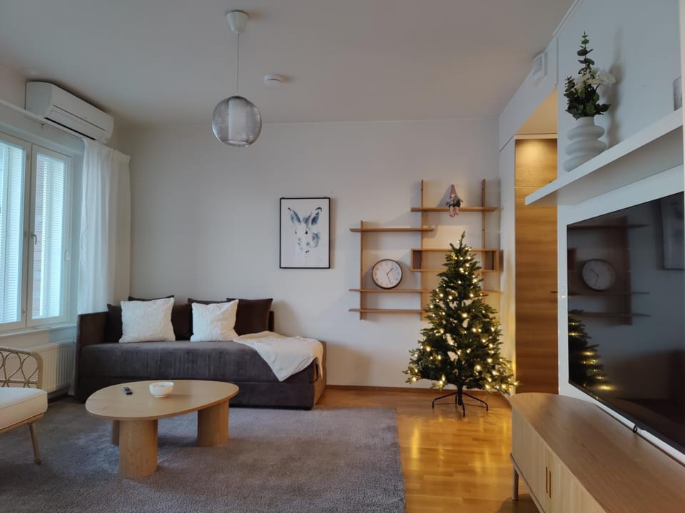 Bed, TV and multimedia, Living room, Photo of the whole room, Seating area, Bedroom, air conditioner