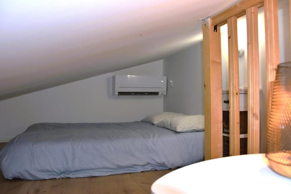 Bed, Photo of the whole room, Bedroom, air conditioner