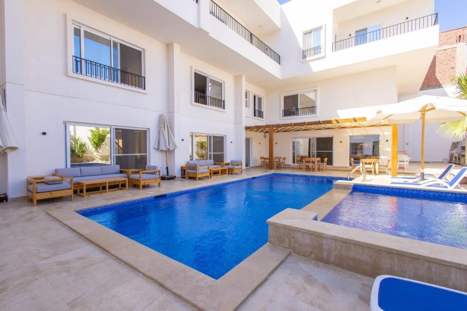 Property building, Patio, Day, Pool view, Swimming pool, sunbed