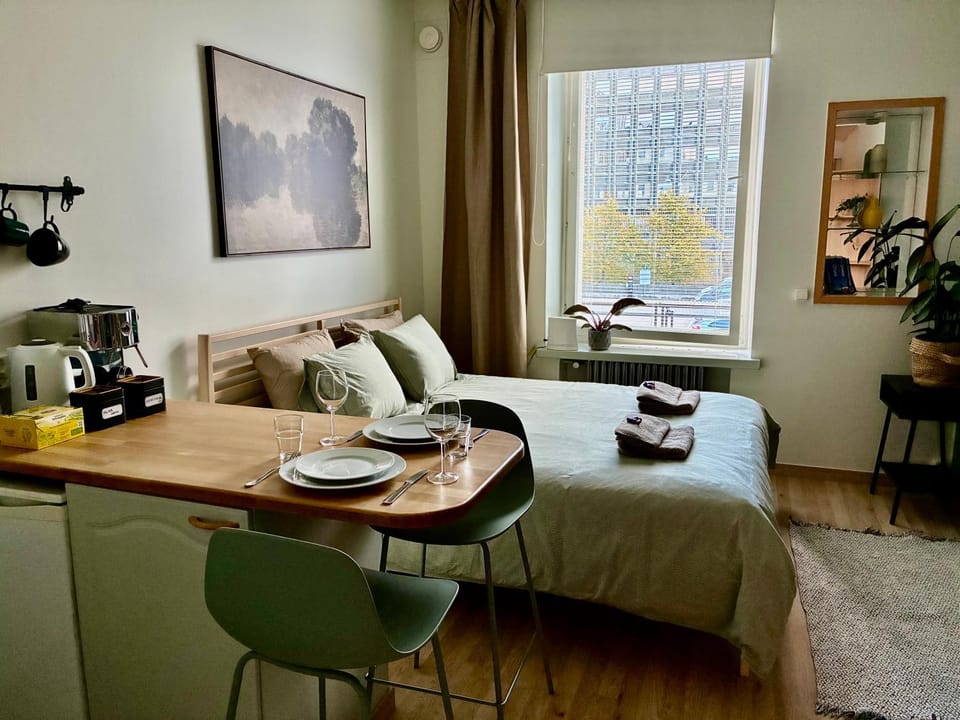 Bed, Dining area, Bedroom