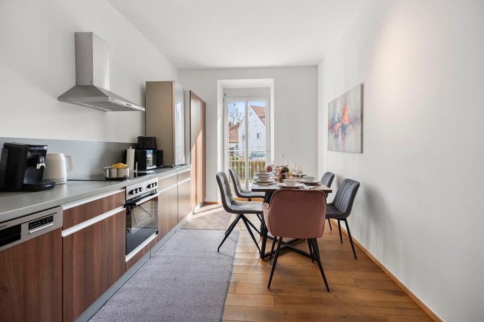 Coffee/tea facilities, Kitchen or kitchenette, Dining area, stove