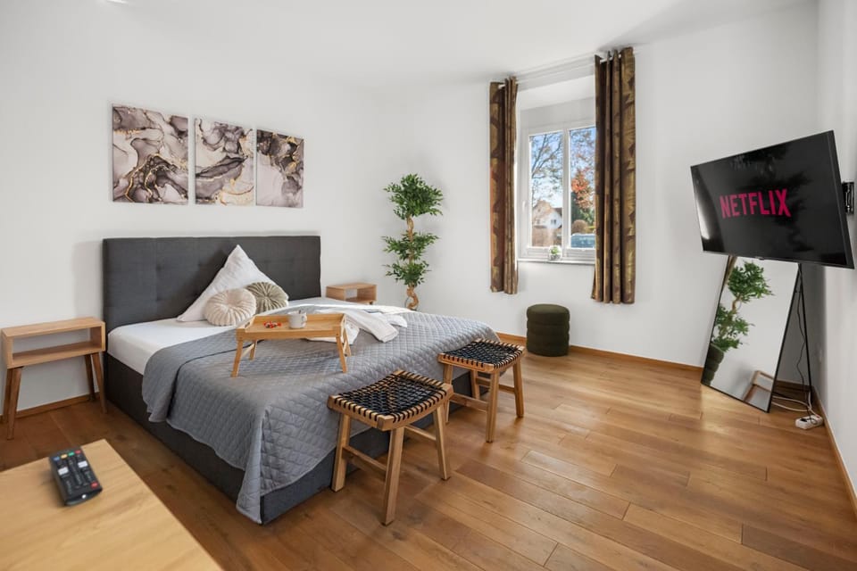 Bed, TV and multimedia, Photo of the whole room, Bedroom