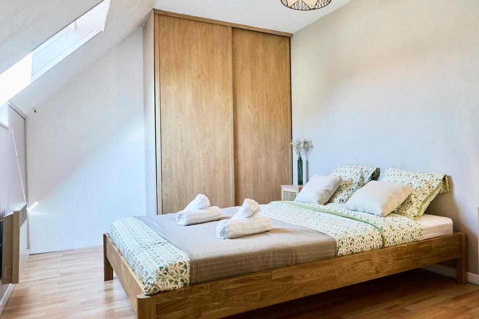 Photo of the whole room, Bedroom