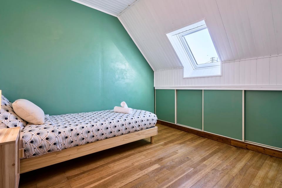 Photo of the whole room, Bedroom