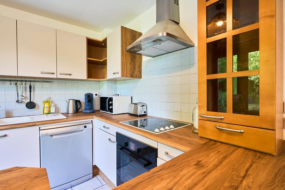 Coffee/tea facilities, Kitchen or kitchenette, microwave, oven, stove, toaster, kitchen
