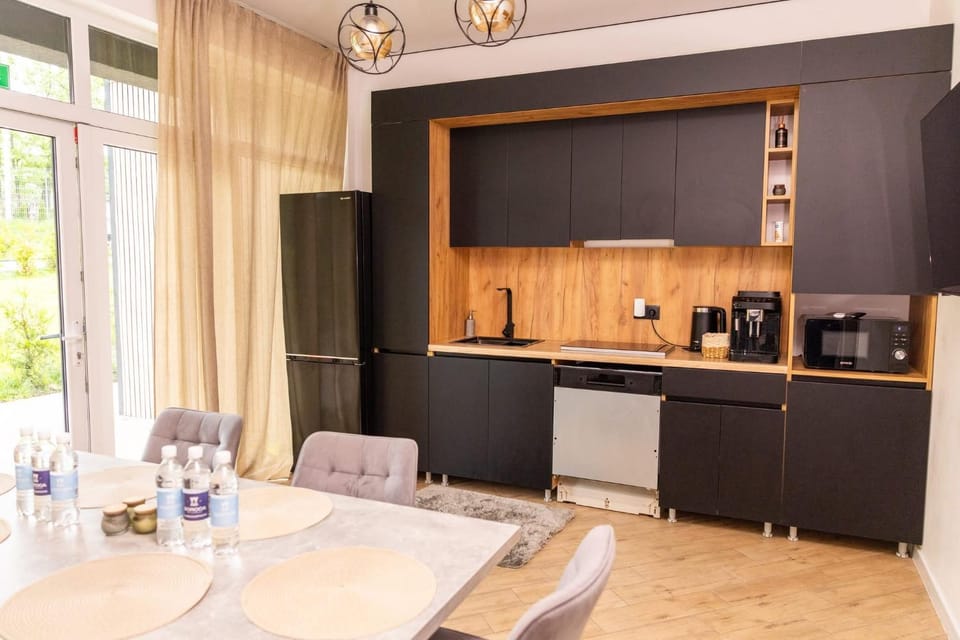 Coffee/tea facilities, Kitchen or kitchenette, Dining area, oven, stove