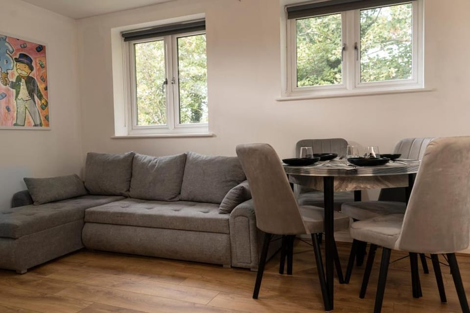 Luxury Flat - Prime Location - FREE PARKING - Next To Station Apartment in Luton