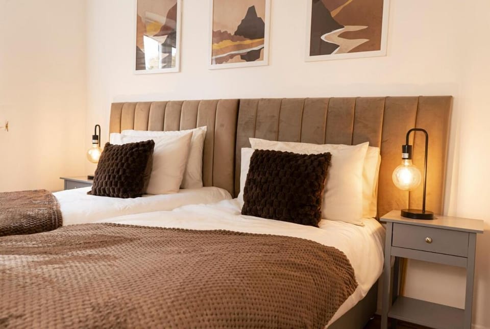 Luxury Flat - Prime Location - FREE PARKING - Next To Station Apartment in Luton