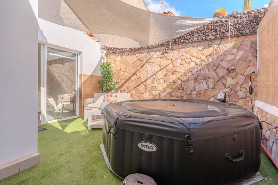 Patio, Day, Hot Tub
