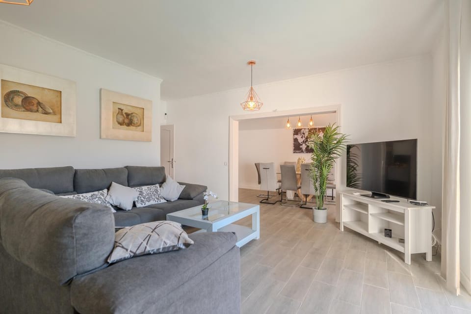 TV and multimedia, Living room, Seating area, Evening entertainment