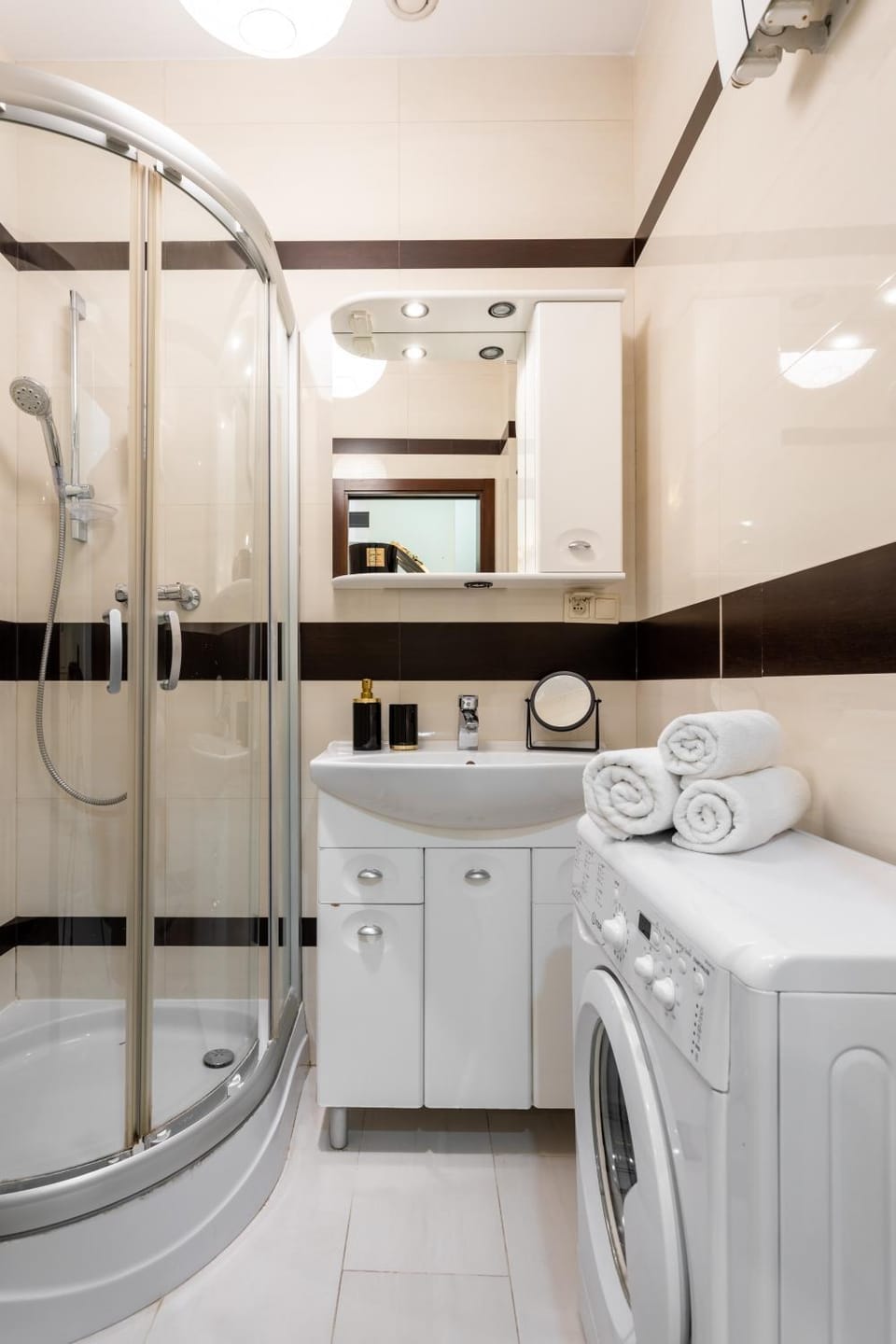 Shower, Hot Tub, Bathroom, Bath, towels, washing machine, dryer