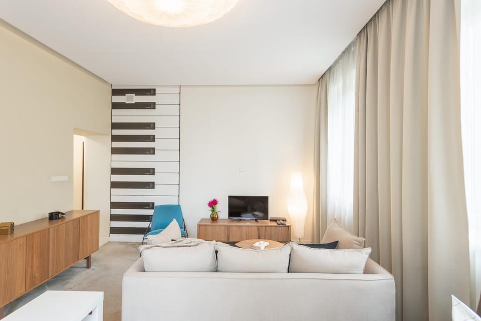 Communal lounge/ TV room, Bed, TV and multimedia, Living room, Photo of the whole room, Seating area, Evening entertainment, Bedroom, hair dresser