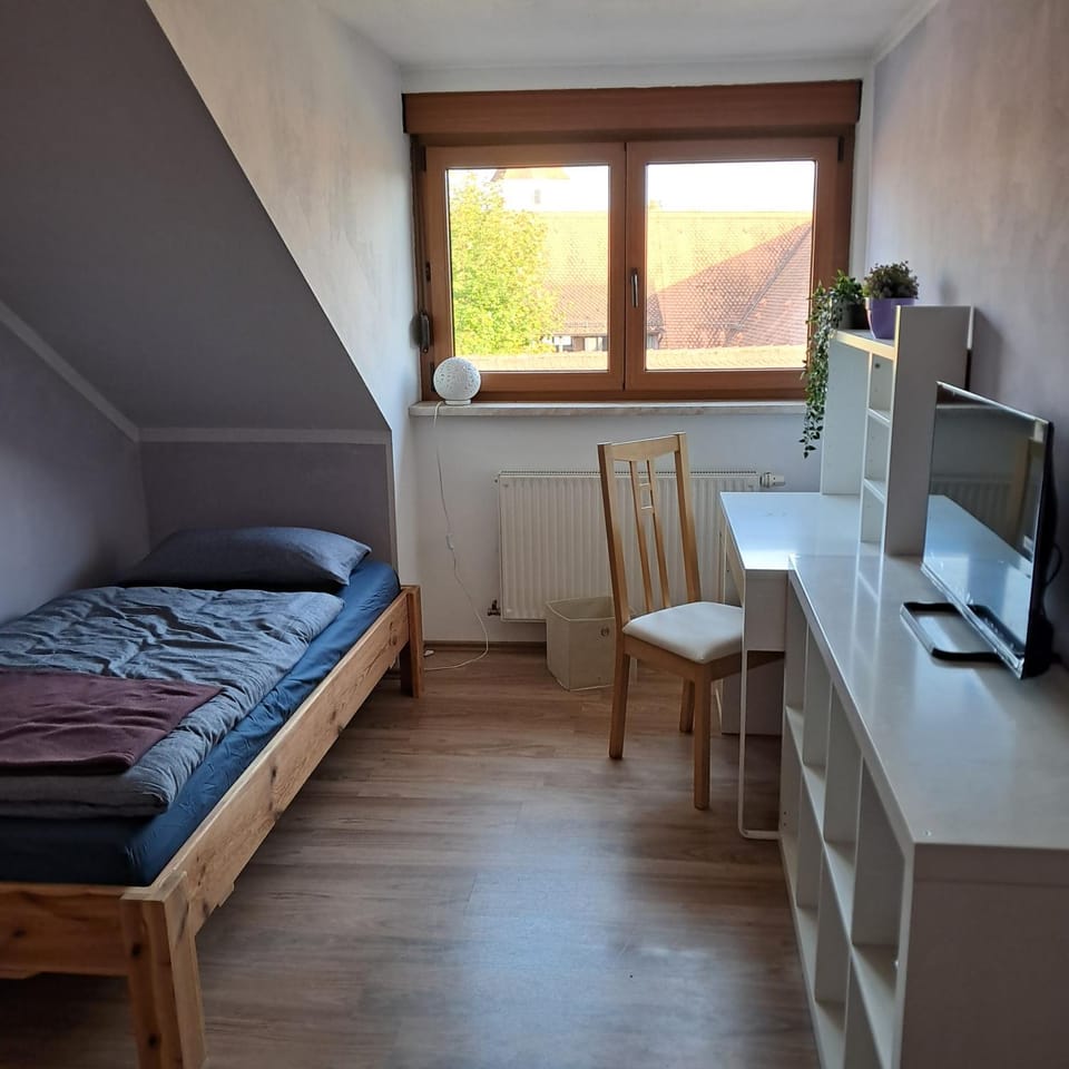 Bed, TV and multimedia, Photo of the whole room, Bedroom