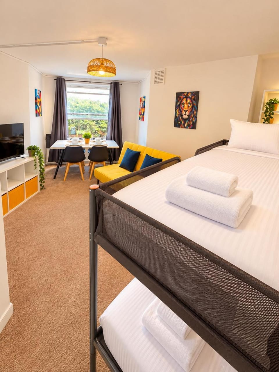 LUXURY 3 BED FLAT for 8 people close to Chelsea Stadium 5 min from the main station Apartment in London