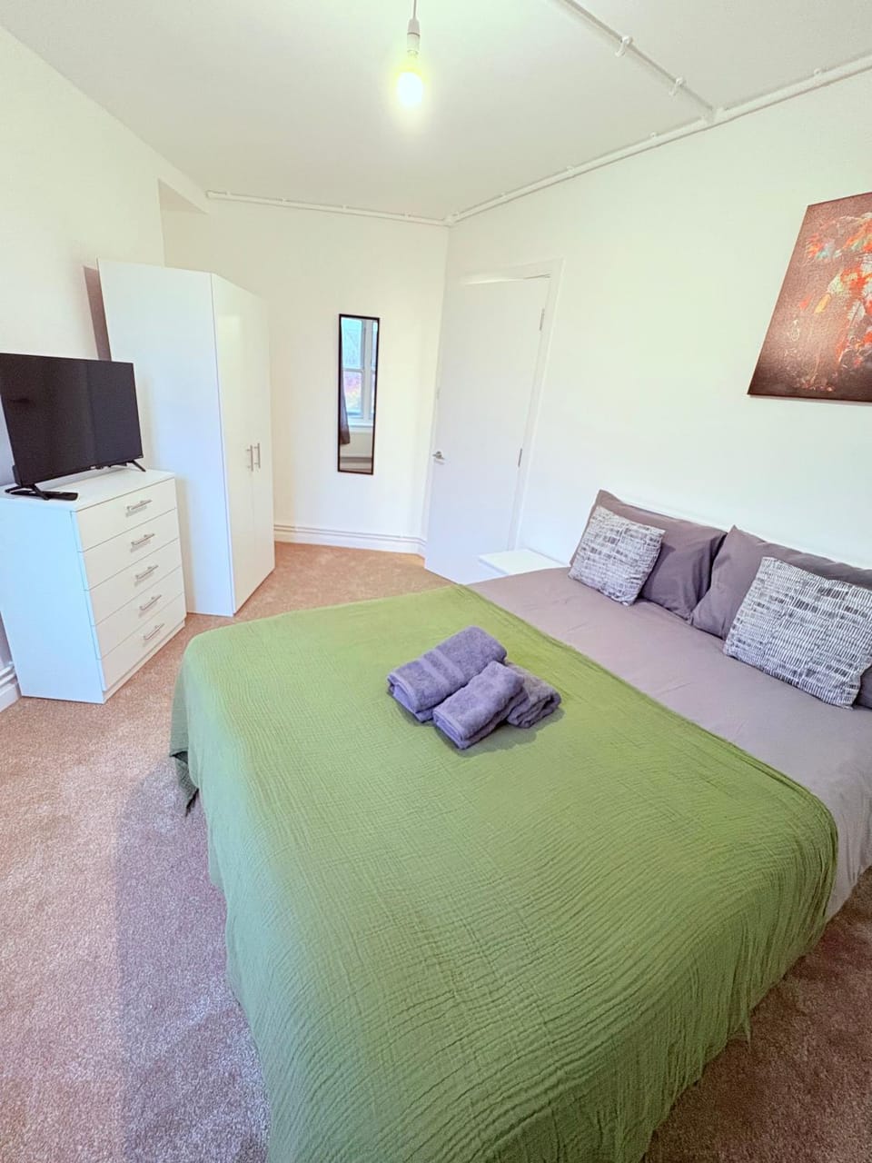 LUXURY 3 BED FLAT for 8 people close to Chelsea Stadium 5 min from the main station Apartment in London