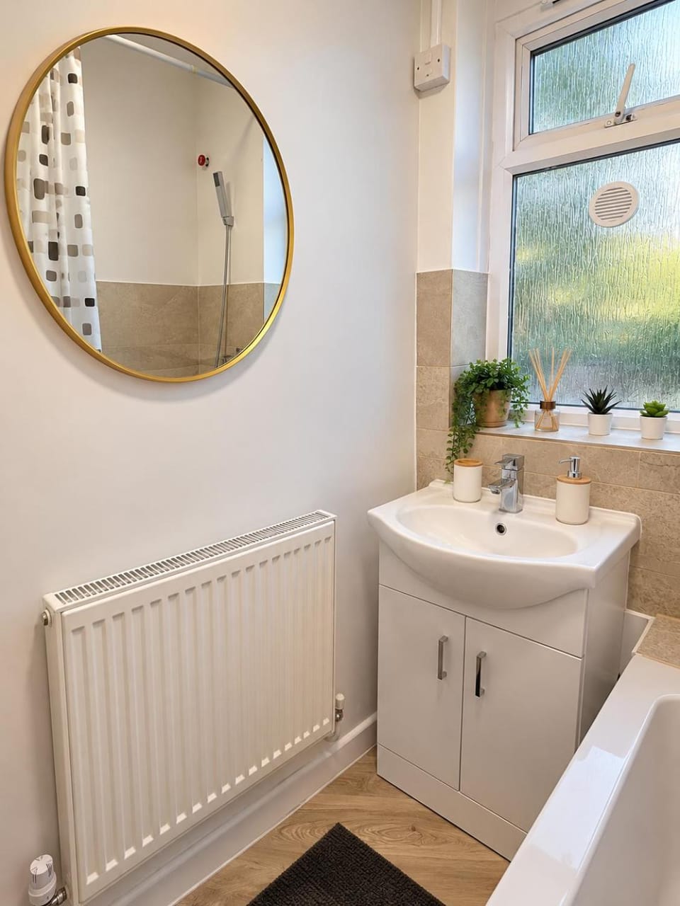 LUXURY 3 BED FLAT for 8 people close to Chelsea Stadium 5 min from the main station Apartment in London