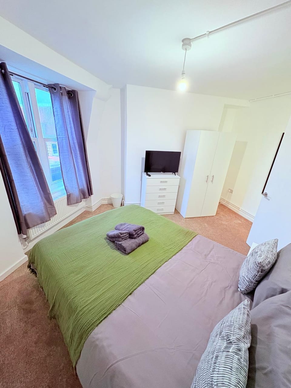 LUXURY 3 BED FLAT for 8 people close to Chelsea Stadium 5 min from the main station Apartment in London