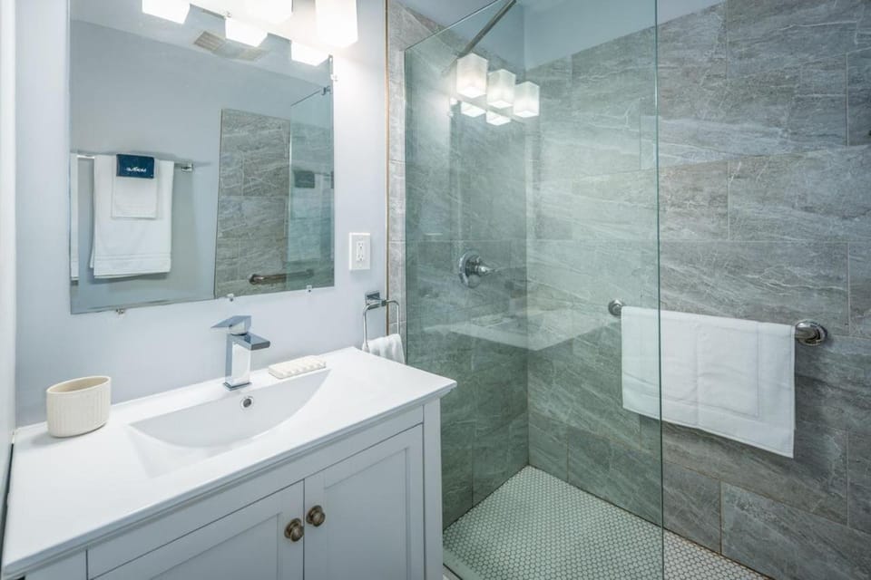 Shower, Bathroom, towels