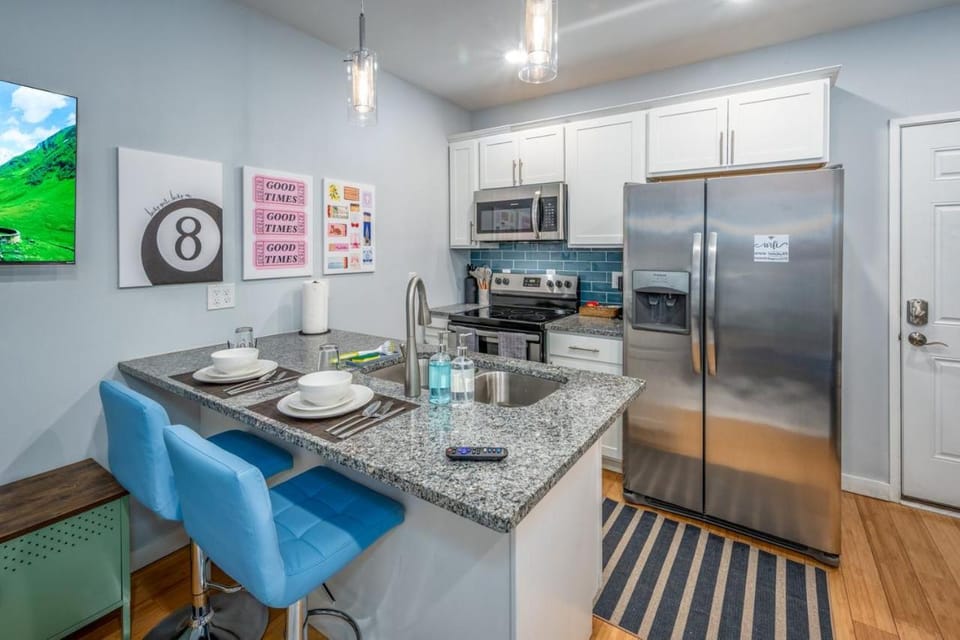 Kitchen or kitchenette, Dining area, oven, stove