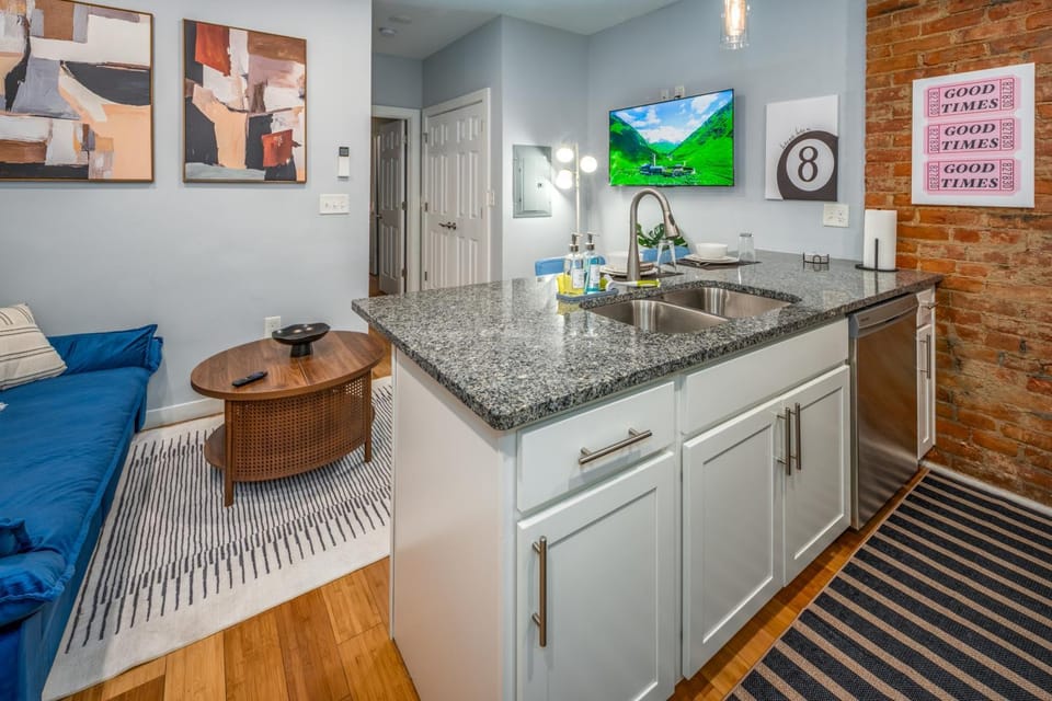 TV and multimedia, Kitchen or kitchenette, Living room, Seating area