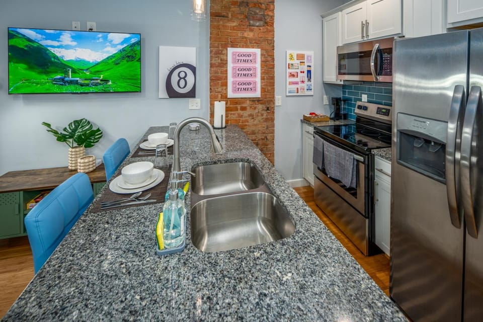 Kitchen or kitchenette, Dining area, dishwasher, oven, stove