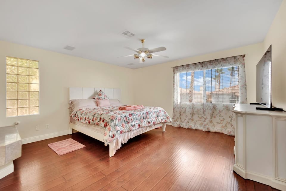 Spacious 6-bedroom house in Las Vegas House in Silverado Ranch