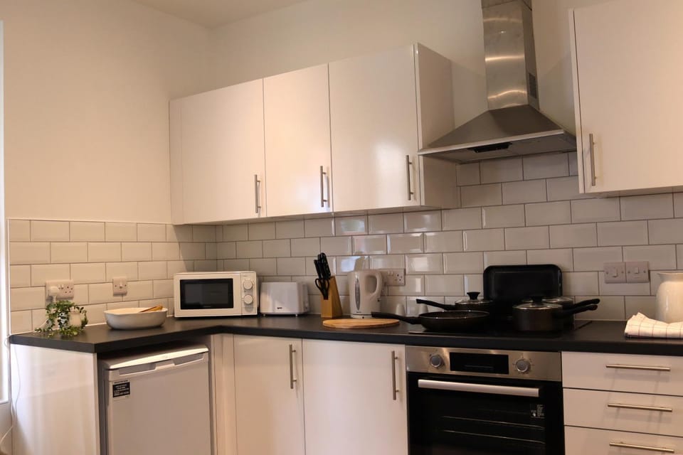 Coffee/tea facilities, Kitchen or kitchenette, oven, stove, toaster