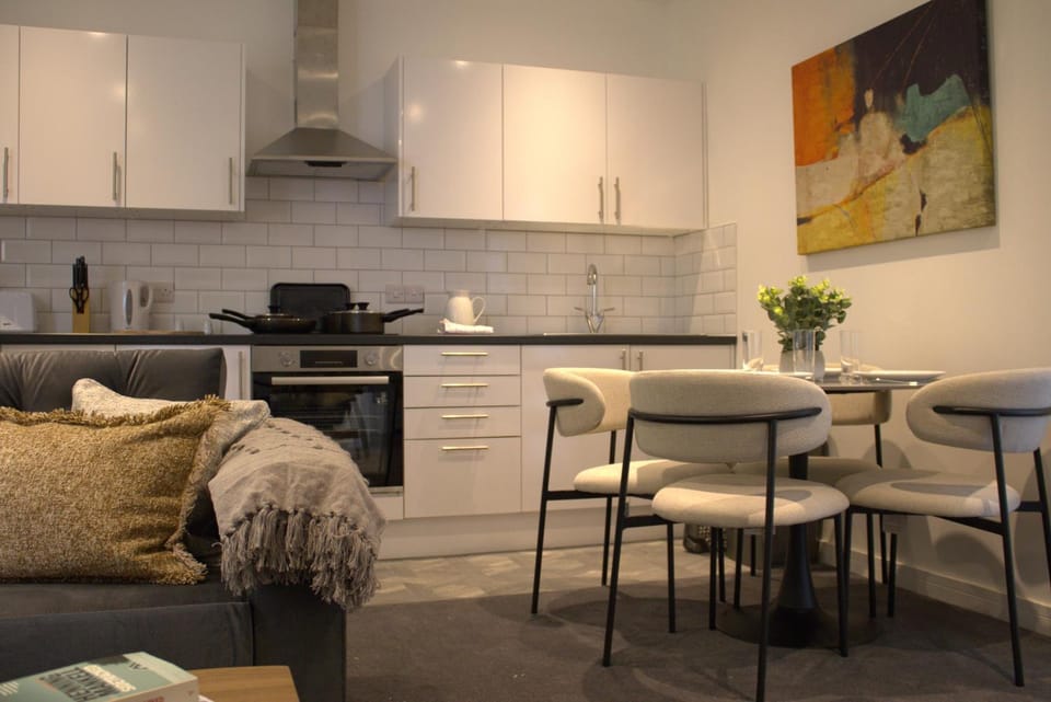 Kitchen or kitchenette, Living room, Seating area, Dining area, stove