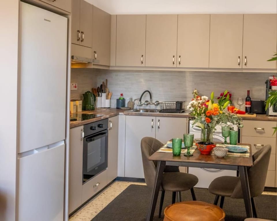 Coffee/tea facilities, Dining area, oven, stove, washing machine, kitchen