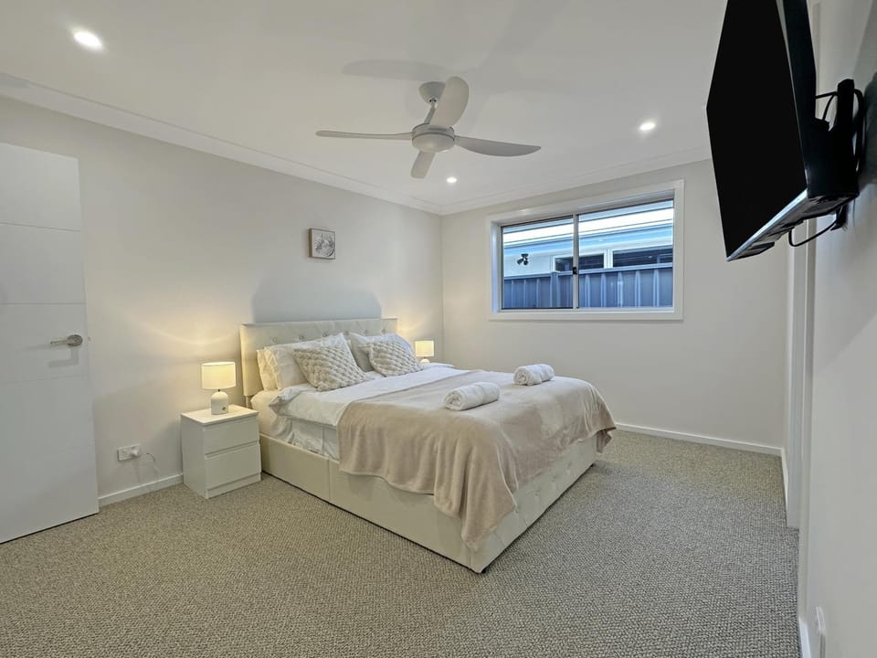 SussexGardenStays - Jervis Bay Beaches - NEW SHARE Home - 4xQueenBedrooms - PrivateBathroomBrm1 - SharedBathroomBrm2,Brm3,Brm4 Bed and Breakfast in Sussex Inlet