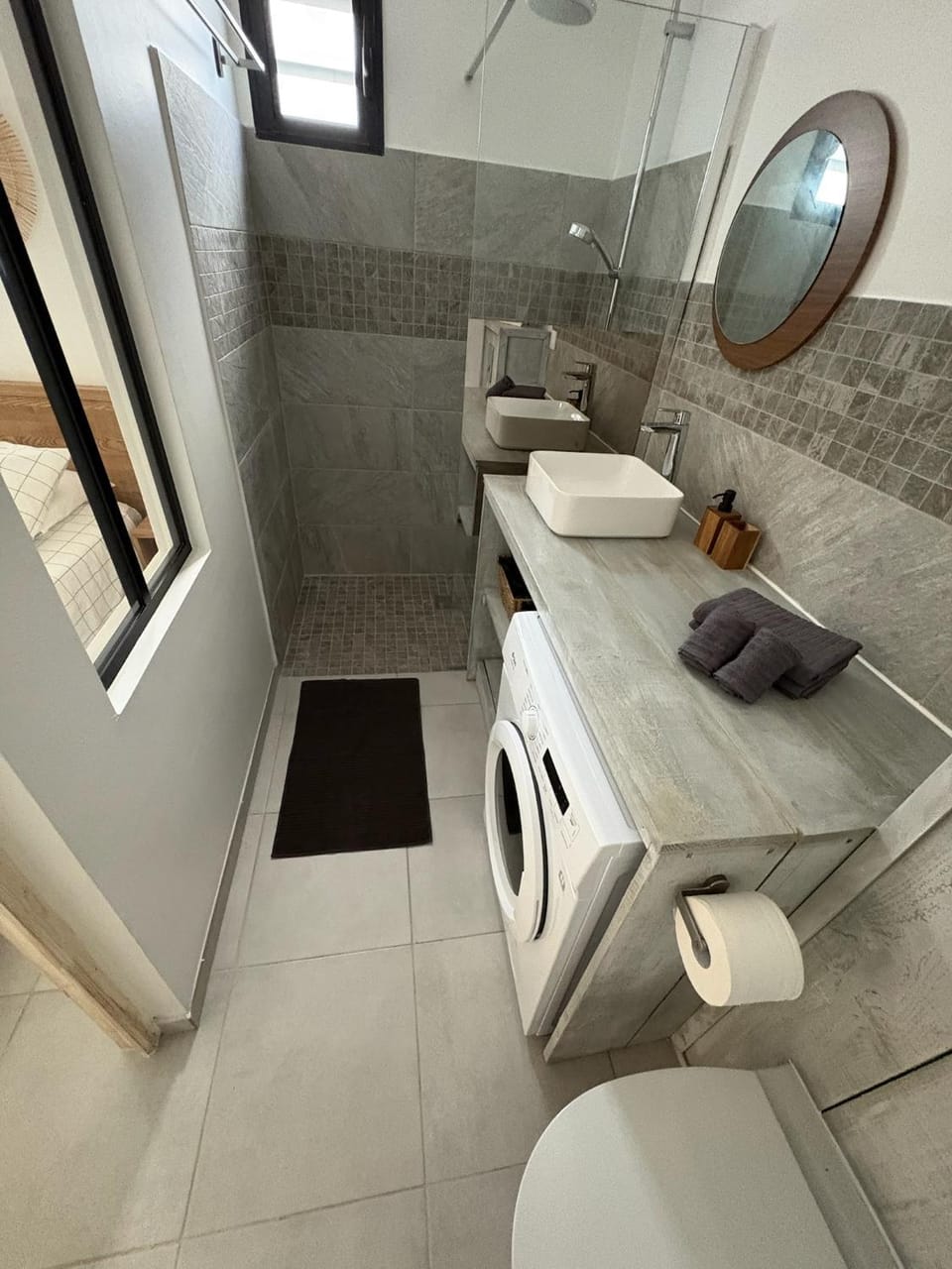 Shower, Toilet, Bathroom, towels, washing machine