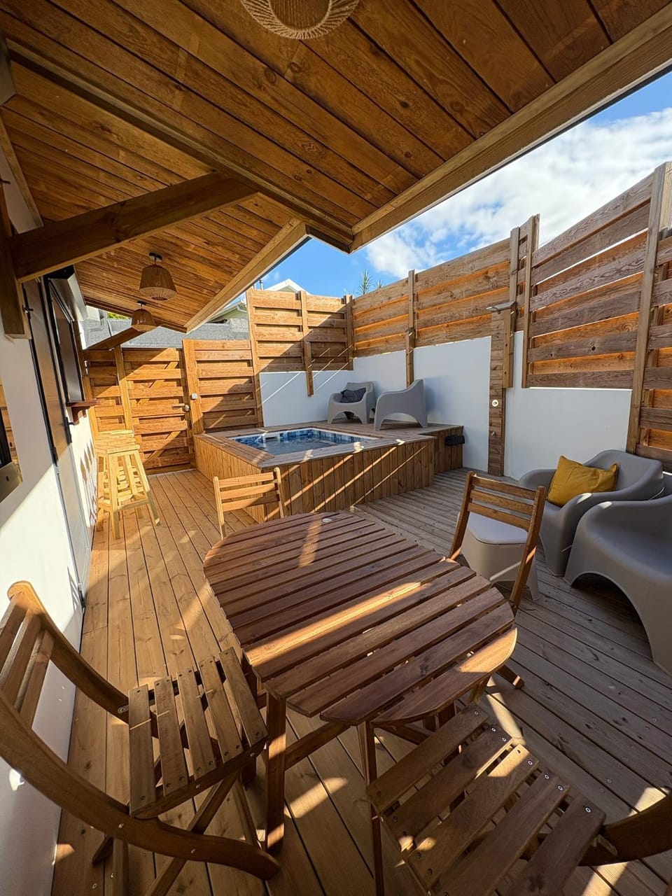 Seating area, Dining area, Swimming pool