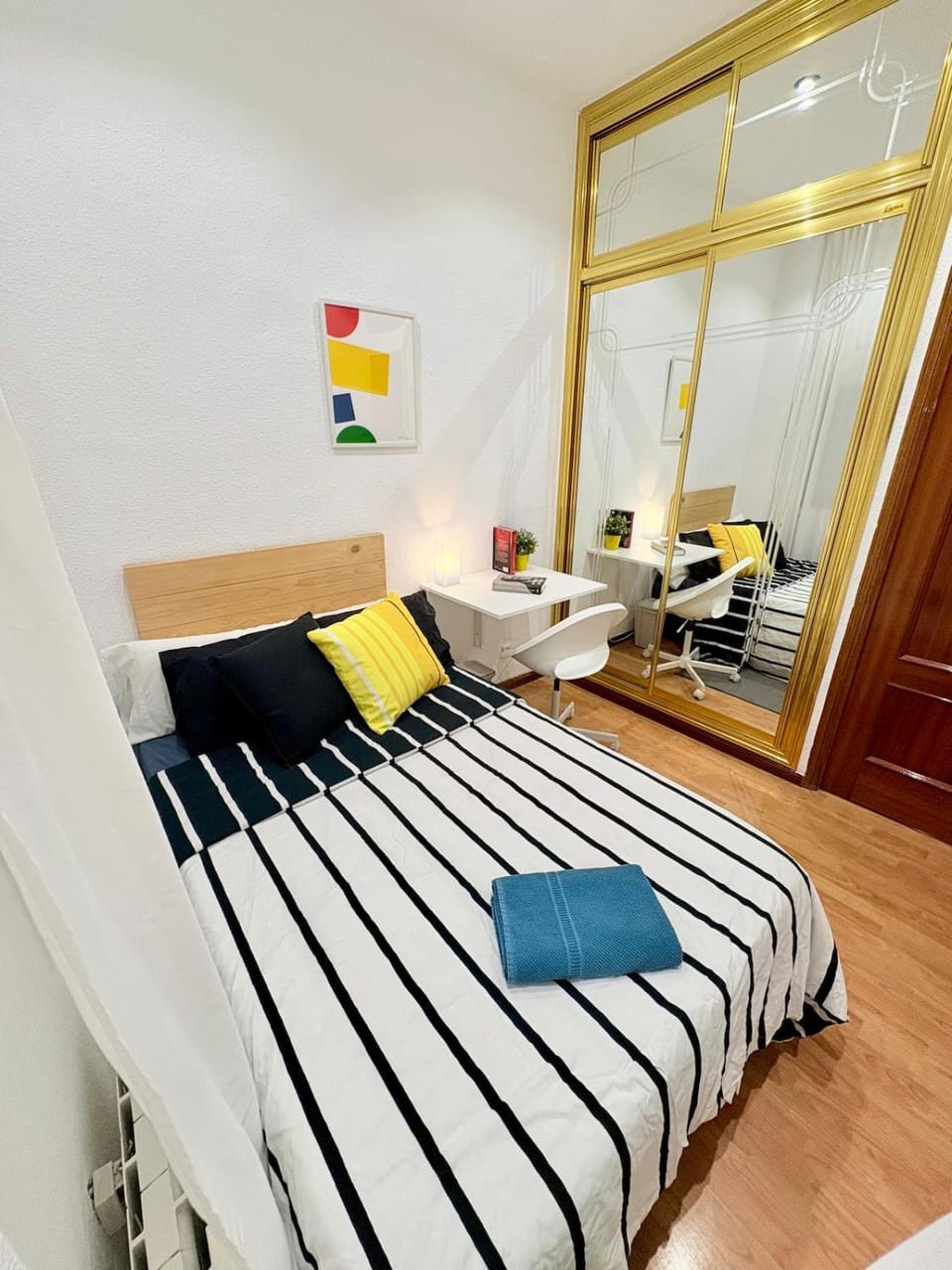 Bed, Photo of the whole room, Bedroom