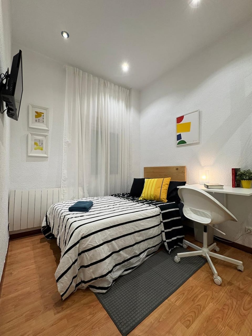Bed, TV and multimedia, Photo of the whole room, Seating area, Bedroom