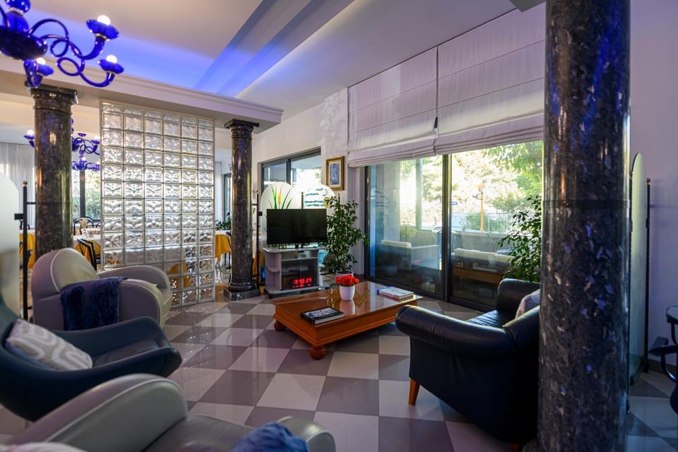 Communal lounge/ TV room, Living room