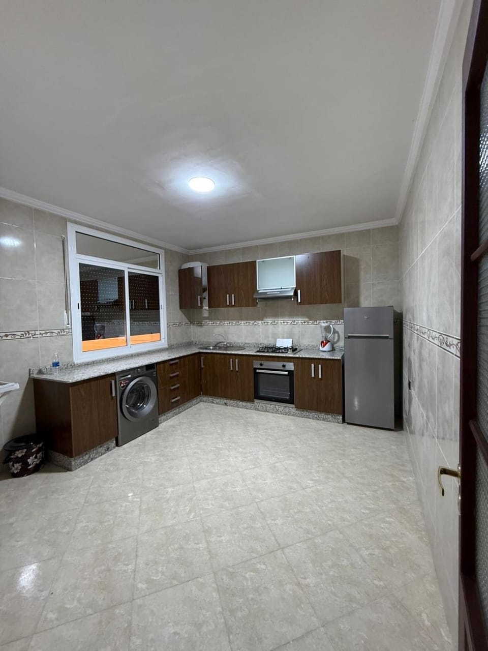 Kitchen or kitchenette, oven, washing machine