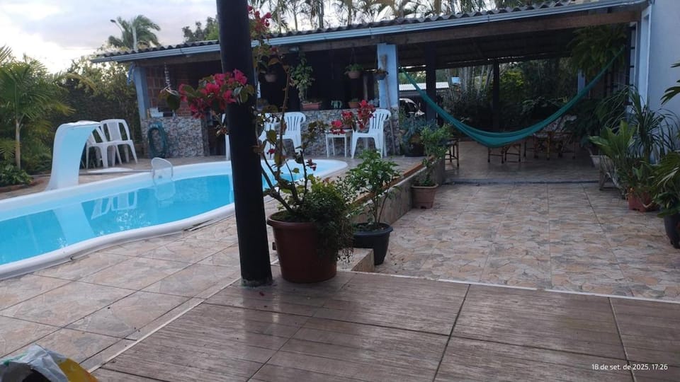 House with family-friendly pool, minimum 4 people House in Cananéia