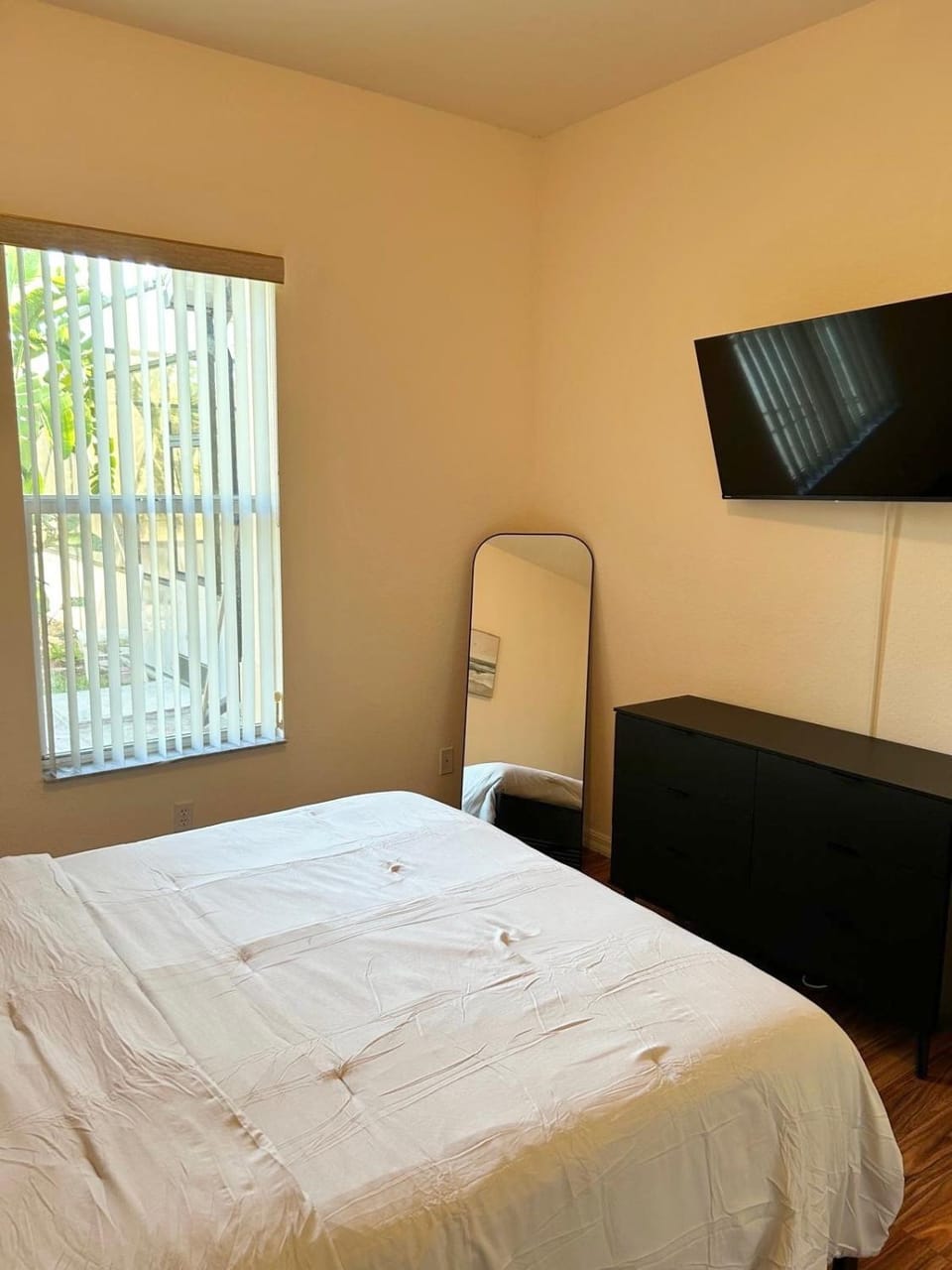 Bed, TV and multimedia, Bedroom