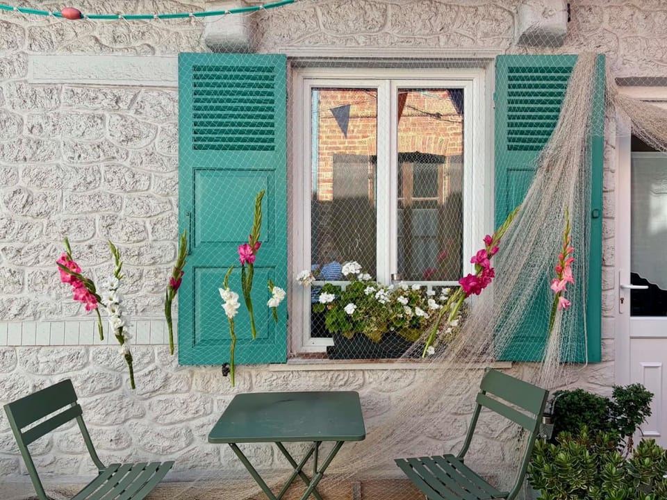 Patio, Street view, furniture