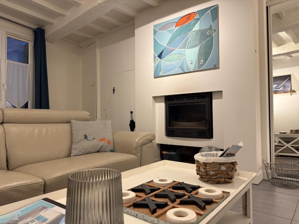 Living room, Seating area, fireplace