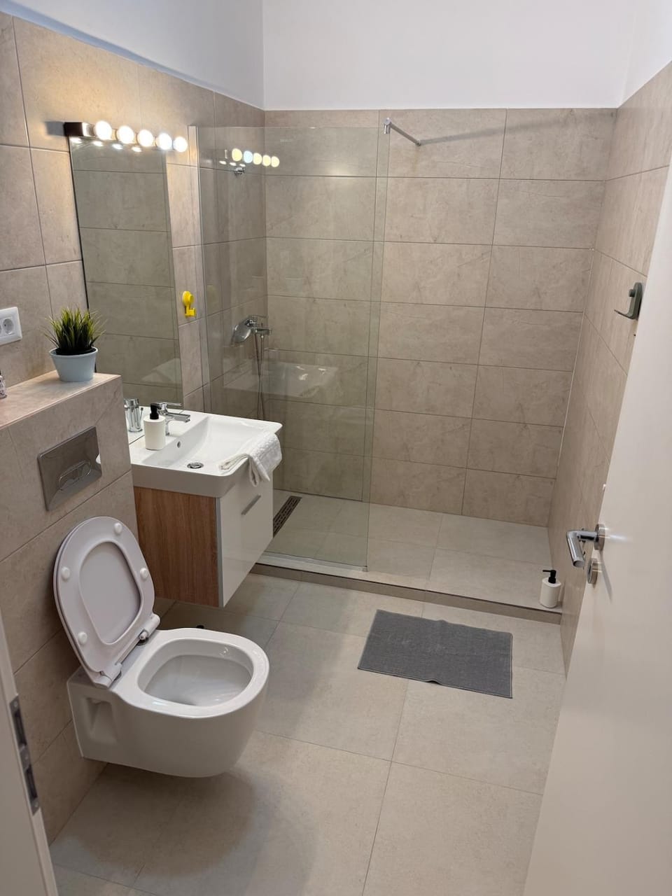 Shower, Toilet, Bathroom, towels