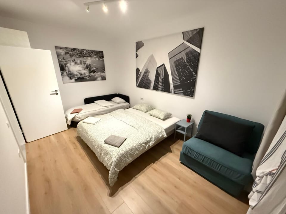 Bed, Photo of the whole room, Seating area, Bedroom, towels