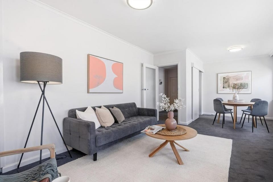 Bright 2BR Apartment Beside Green Meadows Park Apartment in Melbourne